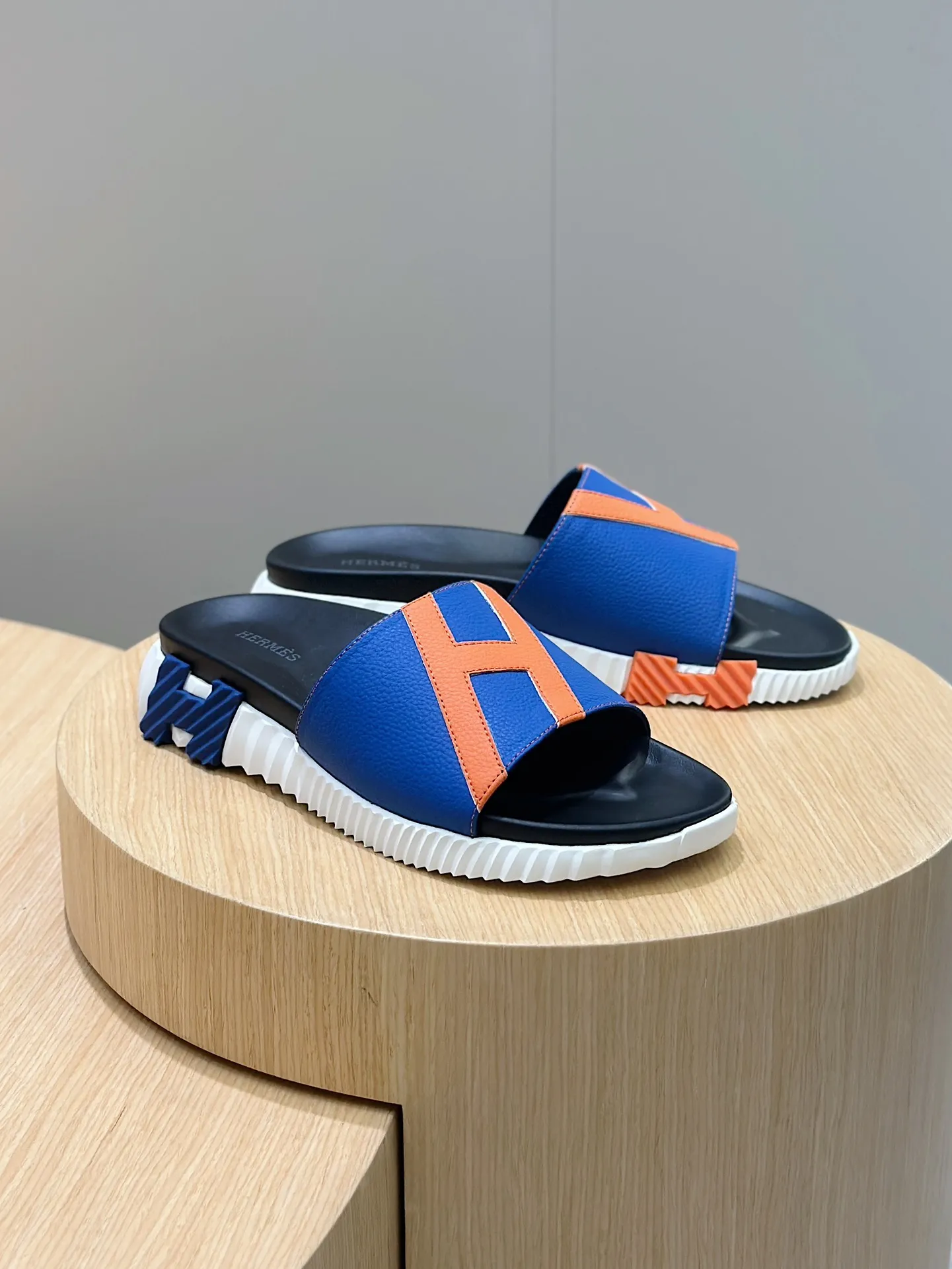 Factory price: 360💰Hermès [HERMÈS] Top Herme*H Home Hermès Men's Sandals and Slippers-Original Reproduction. Purchase the original version and make it one to one. The outsole is privately molded. The color of the outsole corresponding to each color is the same as the original version. Come to those who know the stuff 💪 The ultra-light soles are designed in contrasting colors, and they feel so comfortable on your feet! Calfskin, cowhide feet, private model outsole. Size: 39-44 (customized at 38.45)